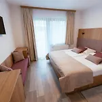 Livada Bed & Breakfast 3*