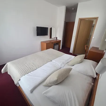 Livada Bed and Breakfast 3*